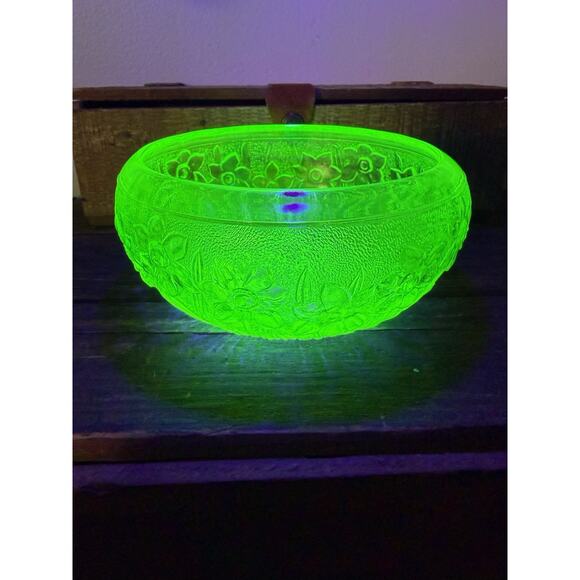 Vintage Great Daffodil Uranium Glass Bowl - Picture 1 of 4